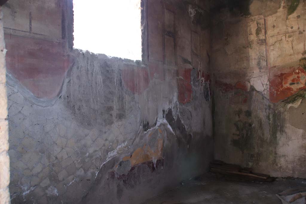IV.11, Herculaneum, September 2021.
Looking towards north wall of triclinium/oecus with window into corridor on north side. Photo courtesy of Klaus Heese.